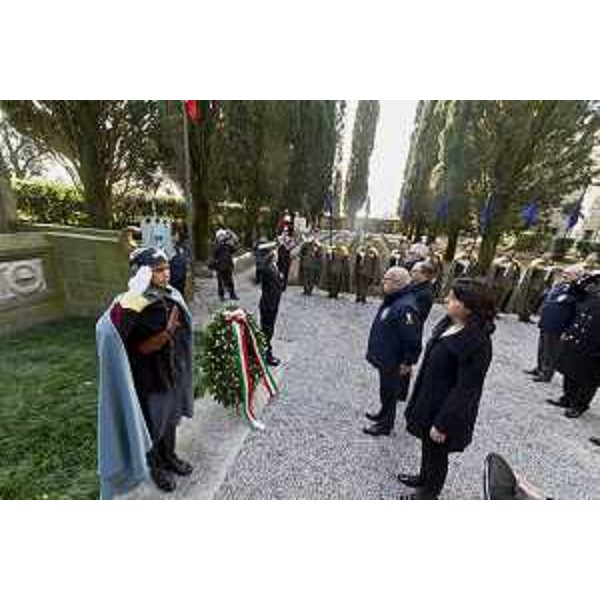 Mariagrazia Santoro (Assessore regionale alle Infrastrutture e al Territorio) alla cerimonia in ricordo degli undici Militi Ignoti della Grande Guerra