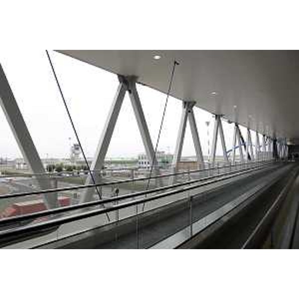 La passerella del nuovo polo intermodale di Trieste Airport. Collega la stazione ferroviaria e l'aeroporto con il parcheggio per le automobili e gli stalli di sosta - Ronchi dei Legionari 19/03/2018