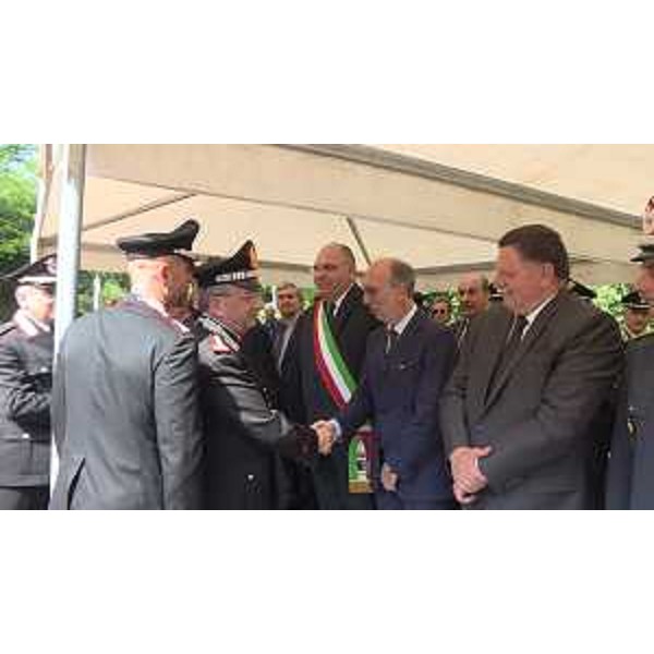 Cerimonia a Peteano, in Comune di Sagrado, a ricordo dei tre carabinieri uccisi in un attentato il 31 maggio del 1972. Il vicepresidente della Regione FVG, Riccardo Riccardi, saluta il Comandante interregionale dei Carabinieri, Generale di Corpo d’Armata Aldo Visone 