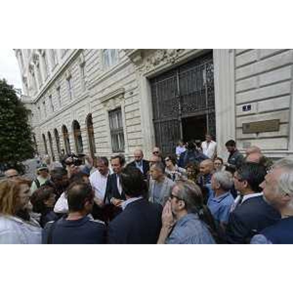 Manifestanti espongono al governatore della Regione FVG, Massimiliano Fedriga, le criticità legate all’erogazione della Misura attiva di sostegno al reddito (Mia) - Trieste 14/06/2018