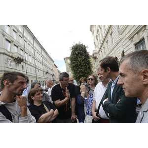 Manifestanti espongono al governatore della Regione FVG, Massimiliano Fedriga, le criticità legate all’erogazione della Misura attiva di sostegno al reddito (Mia) - Trieste 14/06/2018