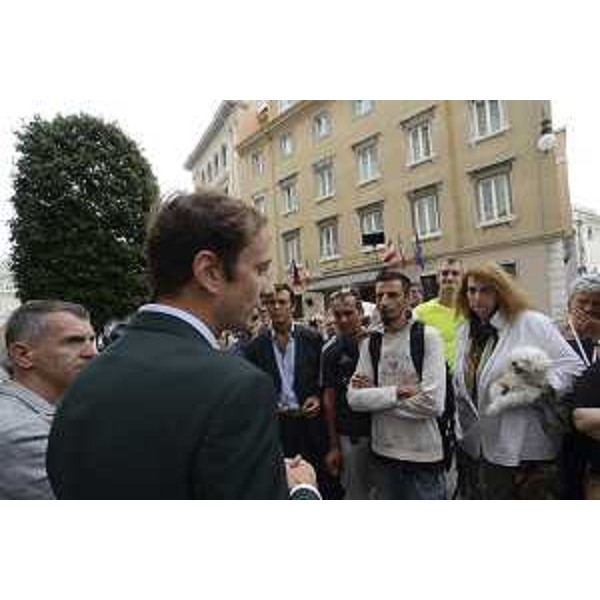 Il governatore della Regione FVG, Massimiliano Fedriga ,conferma ai dimostranti radunatisi in pizza Unità d’Italia, la volontà della Regione di attivarsi, per consentire l'erogazione nel minore tempo possibile della Misura attiva di sostegno al reddito (Mia), al momento bloccata dall'Inps per motivi tecnici – Trieste 14/06/2018 