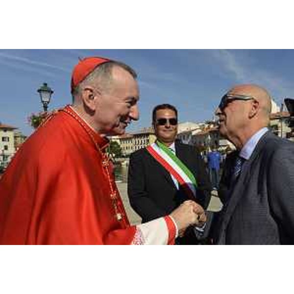 L'incontro tra l'assessore regionale Sebastiano Callari e il cardinale Pietro Parolin, Segretario di Stato Vaticano, per il 160esimo anniversario della consacrazione della Cappella dell'Apparizione del Santuario mariano dell'Isola di Barbana. Sullo sfondo il sindaco Dario Raugna – Grado 17/06/2018