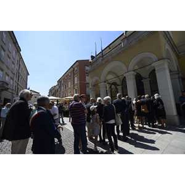 Persone in attesa di entrare nella camera ardente per rendere omaggio alla salma del Presidente del Consiglio regionale, Ettore Romoli – Gorizia 16/06/2018