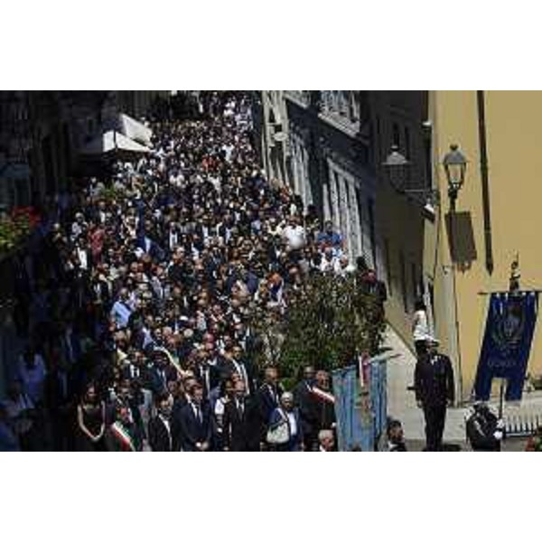 La folla che segue il feretro del presidente del Consiglio regionale, Ettore Romoli, in occasione delle esequie – Gorizia 16/06/2018