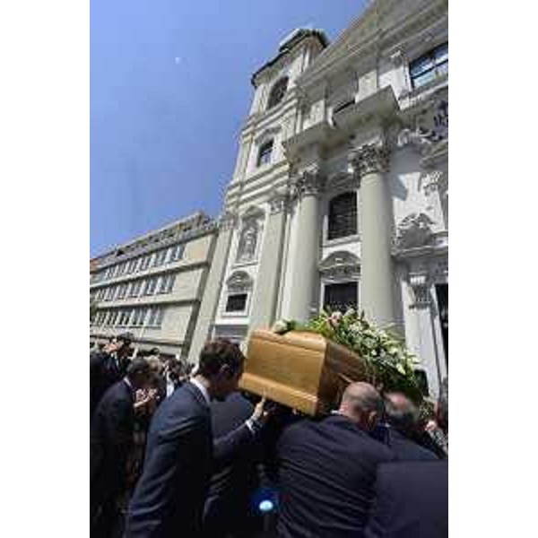 Il governatore della Regione FVG, Massimiliano Fedriga, accompagna in chiesa il feretro del presidente del Consiglio regionale, Ettore Romoli, in occasione dei funerali – Gorizia 16/06/2018