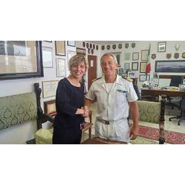 Barbara Zilli (Assessore regionale Finanze e Patrimonio) con il comandante di vascello Luca Sancilio, alla firma del protocollo d’intesa tra Regione Fvg e Capitaneria di Porto - Trieste 10/07/2018