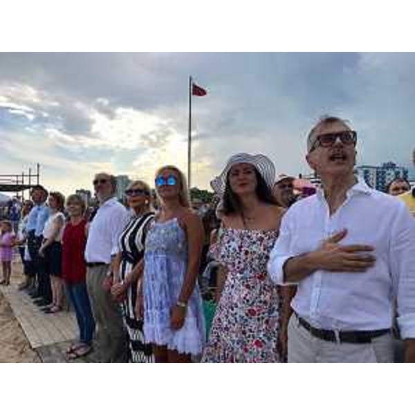 Il vicegovernatore della Regione FVG, Riccardo Riccardi, l'assessore regionale alle Finanze, Barbara Zilli, e il presidente del Consiglio regionale, Pier Mauro Zanin, assistono alla 32. edizione della manifestazione aerea 'Viva Lignano'