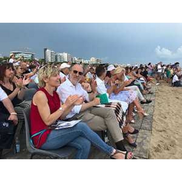 Il vicegovernatore della Regione FVG, Riccardo Riccardi e l'assessore regionale alle Finanze, Barbara Zilli assistono alla 32. edizione della manifestazione aerea 'Viva Lignano'