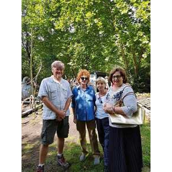 Il direttore degli scavi Roberto Micheli, l’assessore regionale alla Cultura Tiziana Gibelli, e gli assessori comunali di Polcenigo Oliva Quaia e Anna Zanolin durante la giornata della preistoria svoltasi al sito Unesco Palù del Livenza