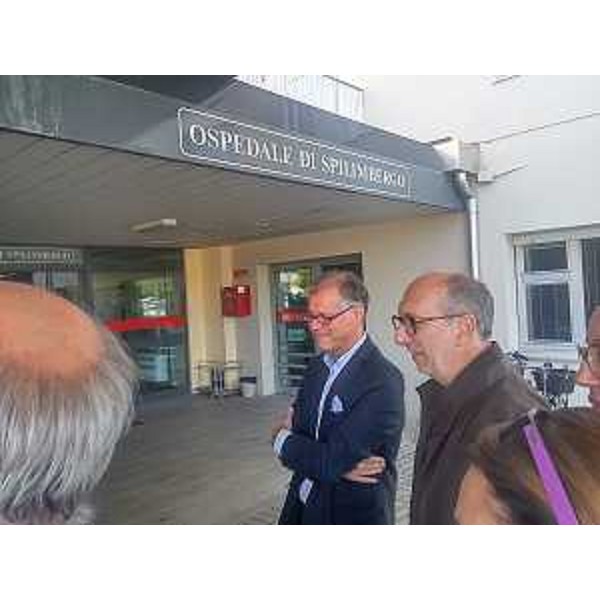 Il vicegovernatore della Regione FVG Riccardo Riccardi all'ingresso dell'ospedale di Spilimbergo
