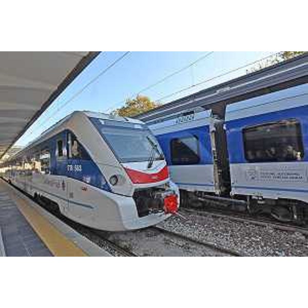 Il treno che collega il FVG alla Slovenia. Previsti due collegamenti giornalieri lungo l'intero arco della settimana, di cui uno sulla direttrice Udine-Trieste-Lubiana (con sosta anche a Trieste Airport)