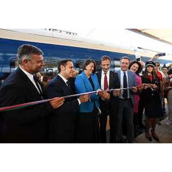 Taglio del nastro alla cerimonia di avvio del nuovo servizio ferroviario transfrontaliero, che collega il Friuli Venezia Giulia e la capitale slovena. Oltre governatore del Friuli Venezia Giulia, Massimiliano Fedriga, (quarto da sx) erano presenti la commissaria europea ai Trasporti, Violeta Bulc (terza da sx), il ministro alle Infrastrutture della Repubblica di Slovenia, Peter Gaspersic (primo da sx), il sottosegretario per le Infrastrutture e i Trasporti, Armando Siri (secondo da sx), e l’assessore regionale alle Infrastrutture e trasporti, Graziano Pizzimenti (quinto da sx).
