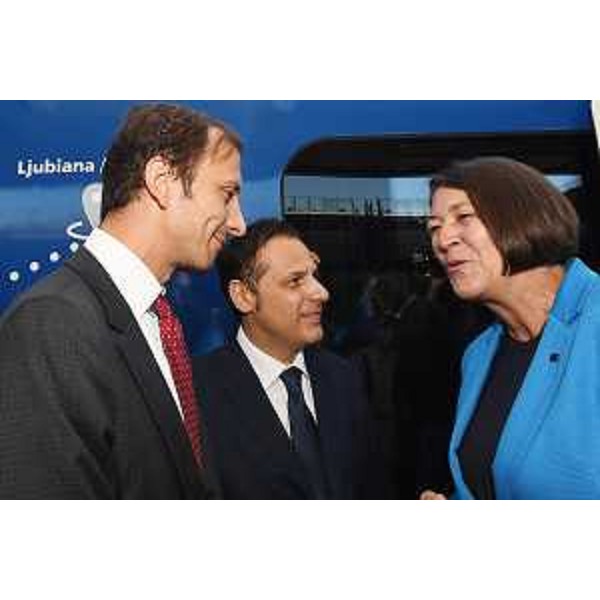 Il governatore del Friuli Venezia Giulia, Massimiliano Fedriga (primo da sx), la commissaria europea ai Trasporti, Violeta Bulc( prima da dx) e il sottosegretario per le Infrastrutture e i Trasporti, Armando Siri (al centro) alla cerimonia di avvio del nuovo servizio ferroviario che collega il FVG alla Slovenia.
