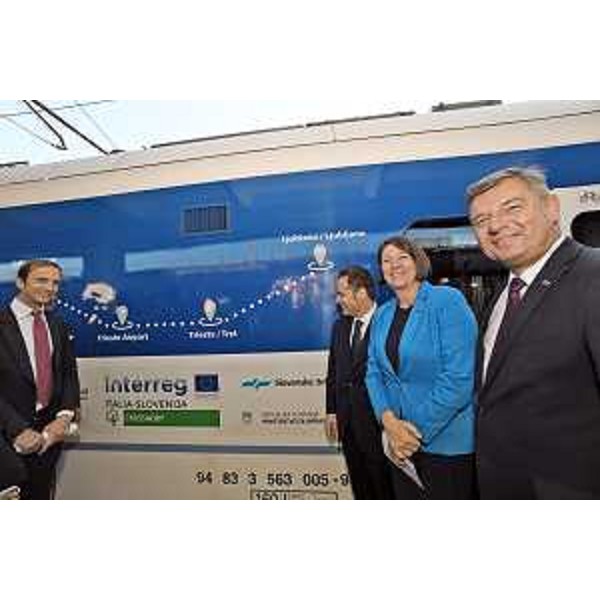 All'inaugurazione del nuovo servizio oltre governatore del Friuli Venezia Giulia, Massimiliano Fedriga, hanno partecipato la commissaria europea ai Trasporti, Violeta Bulc, il ministro alle Infrastrutture della Repubblica di Slovenia, Peter Gaspersic e il sottosegretario per le Infrastrutture e i Trasporti, Armando Siri.