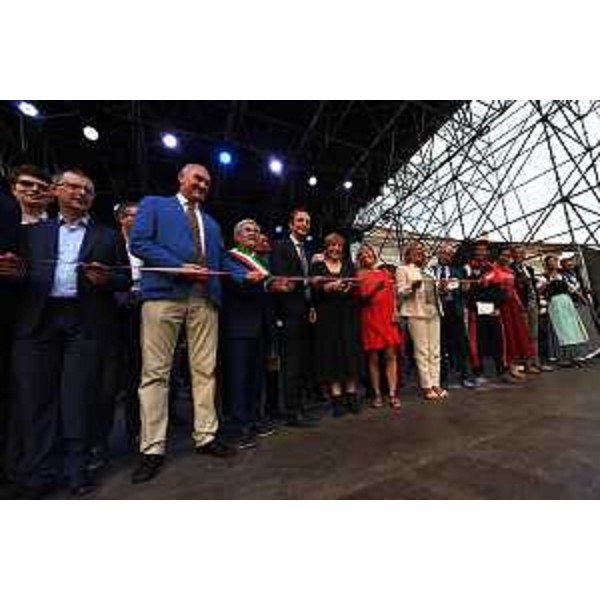  Il governatore della Regione FVG Massimiliano Fedriga (al centro) si accinge a tagliare il nastro inaugurale della 24ma edizione di Friuli Doc in piazza Libertà a Udine. Alla sua dx la chef e testimonial Antonia Klugmann, l’assessore regionale alle Finanze e Patrimonio, Barbara Zilli e l’assessore del Comune di Udine, Silvana Olivotto. Alla sx del governatore, il sindaco di Udine, Pietro Fontanini, l’assessore del Comune di Udine, Maurizio Franz e l’assessore regionale alle Risorse Agroalimentari e Forestali, Stefano Zannier.