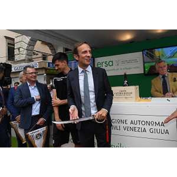 Il governatore della Regione FVG Massimiliano Fedriga, e l’assessore regionale alle Risorse Agroalimentari e Forestali Stefano Zannier si intrattengono allo stand dell’ERSA 