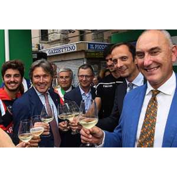 Il governatore del FVG Massimiliano Fedriga all'inaugurazione dello stand Ersa a Friuli Doc, con da sinistra il campione Matteo Restivo, l'assessessore regionale alle Attività produttive sergio Emidio Bini, il sindaco di Udine Pietro Fontanini, l'assessore regionale alle Risorse agroalimentari Stefano Zannier e l'assessore comunale Maurizio Franz