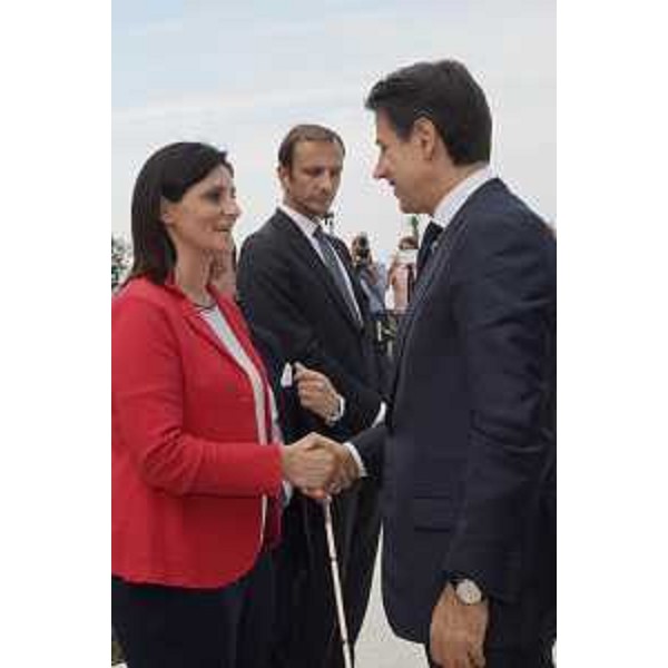 Il presidente del Consiglio Giuseppe Conte saluta la sottosegretario per l'Ambiente e tutela del territorio e del mare, Vannia Gava