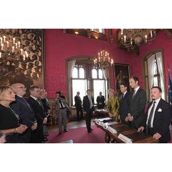 Il governatore del Fvg Massimiliano Fedriga firma con il presidente del Consiglio Giuseppe Conte, il sottosegretario alla Famiglia e disabilità Vincenzo Zoccano e la direttrice del museo di Miramare Andreina Contessa l’intesa per l’abbattimento delle barriere per l’accesso delle persone diversamente abili