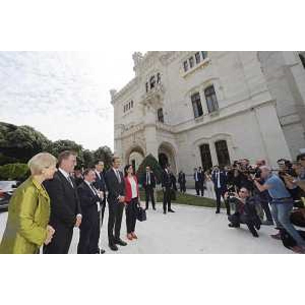 Foto di gruppo delle autorità intervenute all’incontro del governatore del FVG, Massimiliano Fedriga con il presidente del Consiglio Giuseppe Conte, al castello di Miramare