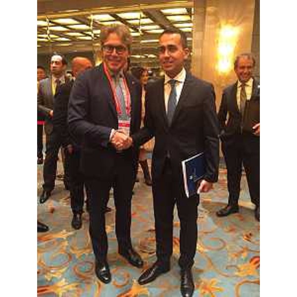 L'assessore regionale alle Attività produttive, Sergio Emidio Bini, con il vicepremier Luigi Di Maio a Chengdu, in Cina, in occasione della Western China International Fair (Wcif)