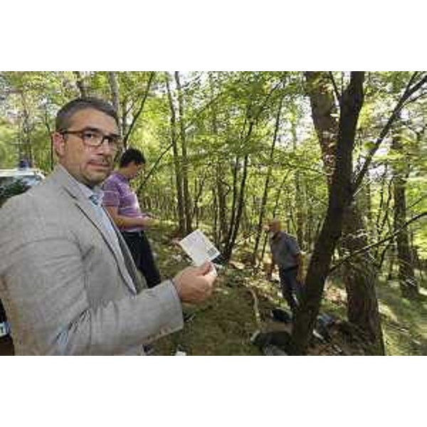 L'assessore FVG alla Sicurezza, Pierpaolo Roberti, mostra un biglietto del treno usato e abbandonato dai clandestini nei boschi di San Dorligo della Valle (Trieste) dopo l'ingresso in Italia