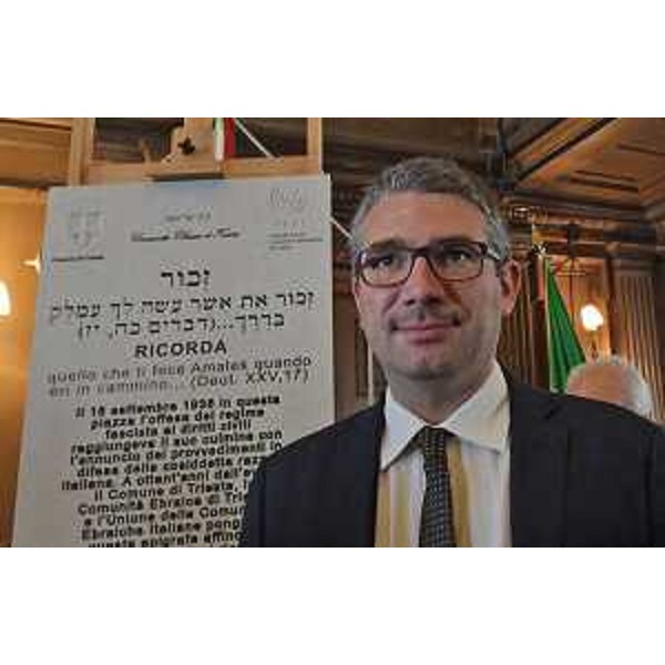 L'assessore regionale Pierpaolo Roberti davanti alla lapide a memoria dell'introduzione delle leggi razziali nel 1938