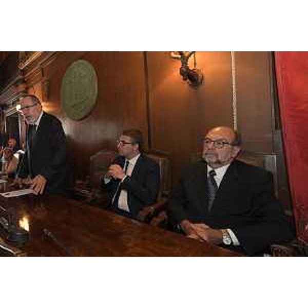 Intervento del rabbino Alexander Meloni (terzo da dx) alla cerimonia per l’80esimo anniversario della proclamazione delle leggi razziali. Al suo fianco l’assessore regionale Pierpaolo Roberti (secondo da dx) e il vicepresidente dell’Unione delle Comunità Ebraiche Italiane (UCEI) Giorgio Mortara (primo da dx)