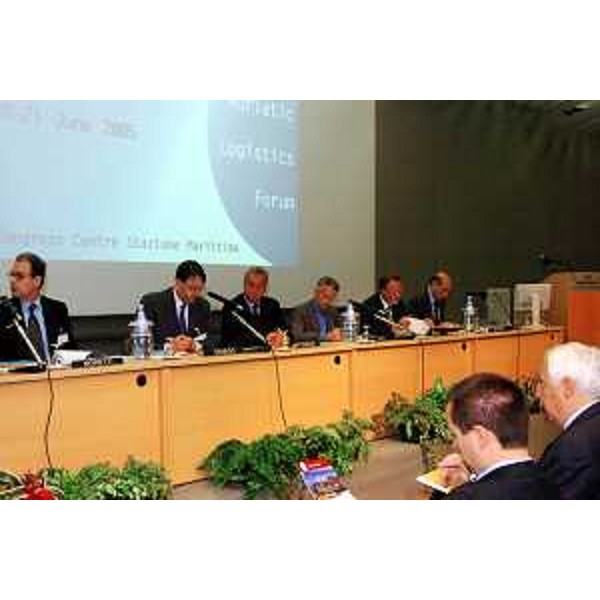 Lodovico Sonego (Assessore Regionale alla pianificazione territoriale, energia, mobilità e infrastrutture di trasporto), Antonione e Riccardo Illy (Presidente Regione Friuli Venezia Giulia) all' "ADRIATIC LOGISTIC FORUM" (Trieste, 20/06/05)