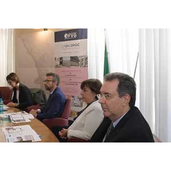 Gli assessori al Territorio della Regione, Graziano Pizzimenti (primo da dx), e del Comune di Trieste, Luisa Polli (seconda da dx), assistono alla presentazione dell’iniziativa denominata social housing, che ha permesso di riconvertire a utilizzo abitativo due edifici in area ex Sadoch a Trieste