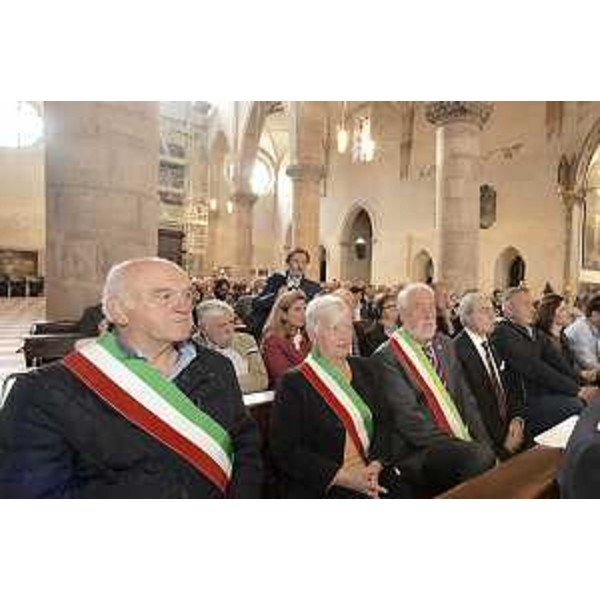 Il folto pubblico: in primo piano numerosi sindaci dei comuni terremotati, intervenuto alla celebrazione, nel Duomo di Gemona, del Quarantennale della fondazione degli Enti scientifici regionali