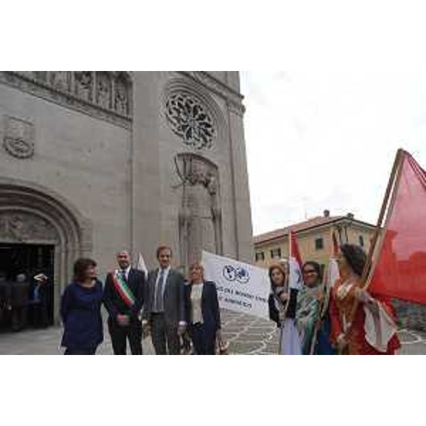 Da sx l’assessore regionale al Lavoro e Ricerca, Alessia Rosolen, il sindaco di Gemona, Roberto Revelant, il governatore della Regione FVG, Massimiliano Fedriga, l’assessore regionale alle Finanze e patrimonio, Barbara Zilli, assieme a una delegazione di studenti del Collegio del Mondo Unito dell’Adriatico, presenti al Quarantennale della fondazione degli Enti scientifici regionali