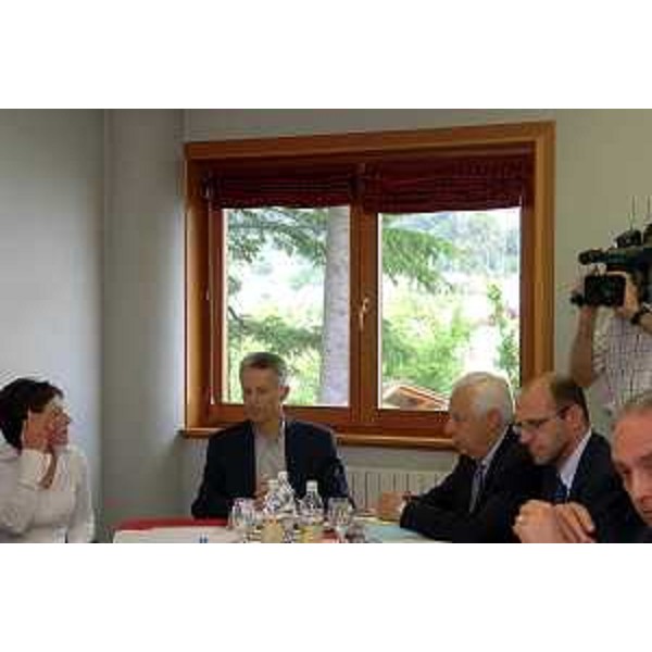 Riccardo Illy (Presidente Regione Friuli Venezia Giulia) e la giunta regionale con Elia Vezzi (Sindaco di Paluzza) (Paluzza, 18/06/05)