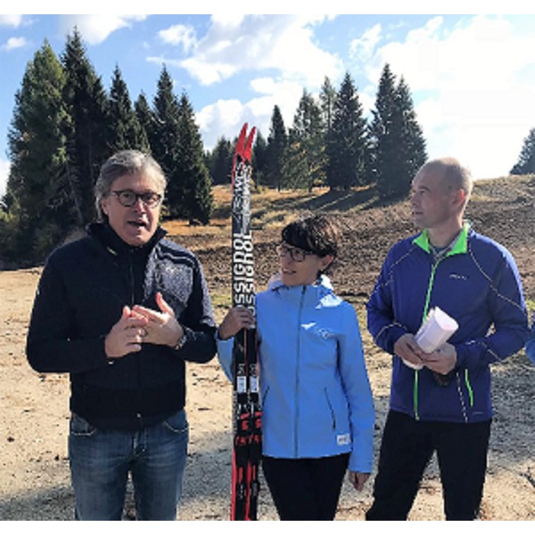 L'assessore regionale alle Attività produttive e Turismo, Sergio Emidio Bini, con la campionessa di sci di Paluzza, Manuela Di Centa, e l'omologatore internazionale della Fis, Uroš Ponikvar sul monte Zoncolan.