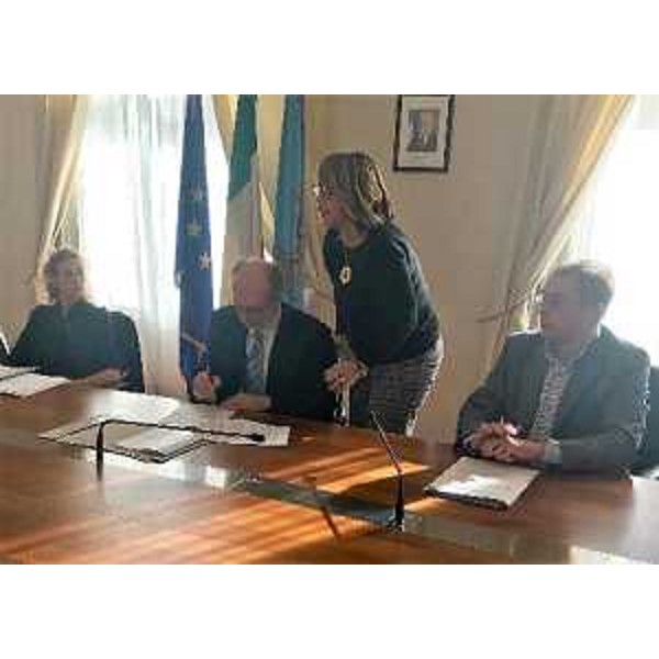 Il momento della firma da parte del vice governatore del Friuli Venezia Giulia, Riccardo Riccardi, del Protocollo di intesa in materia di adozione nazionale e internazionale tra Regione Friuli Venezia Giulia, Aziende per l’Assistenza Sanitaria, Enti autorizzati, Tribunale per i Minorenni e Ufficio scolastico regionale per il Friuli Venezia Giulia