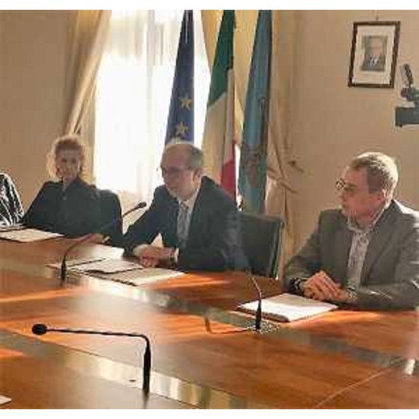 Agevolare le adozioni nazionali e internazionali attraverso il ricorso a linee guida, condivise da tutti i soggetti operanti in questo delicato ambito: questo il filo conduttore del protocollo di intesa siglato a Trieste, tra vari enti, in materia di adozione; per la regione la firma è stata apposta dal vicegovernatore del Friuli Venezia Giulia con delega alla Salute, Riccardo Riccardi