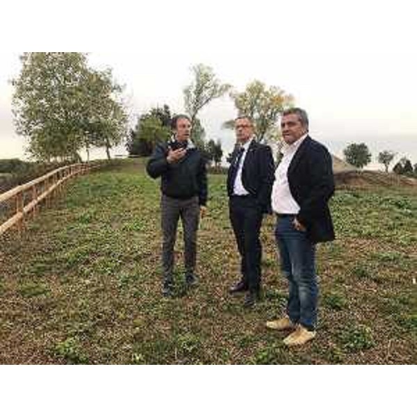 L’assessore regionale alle Risorse agroalimentari, forestali e ittiche, Stefano Zannier, con il sindaco di Palmanova, Francesco Martines e l’assessore comunale ai Bastioni, Luca Piani, in sopralluogo sui bastioni della città stellata di Palmanova