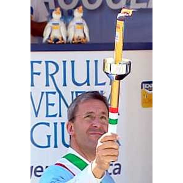 Franco Baritussio (Sindaco di Tarvisio) porta la fiaccola olimpica (Tarvisio, 16/06/05)