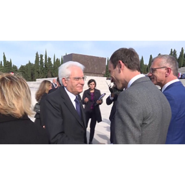 Il Presidente della Repubblica, Sergio Mattarella, stringe la mano al governatore del Friuli Venezia Giulia, Massimiliano Fedriga, al sacrario di Redipuglia