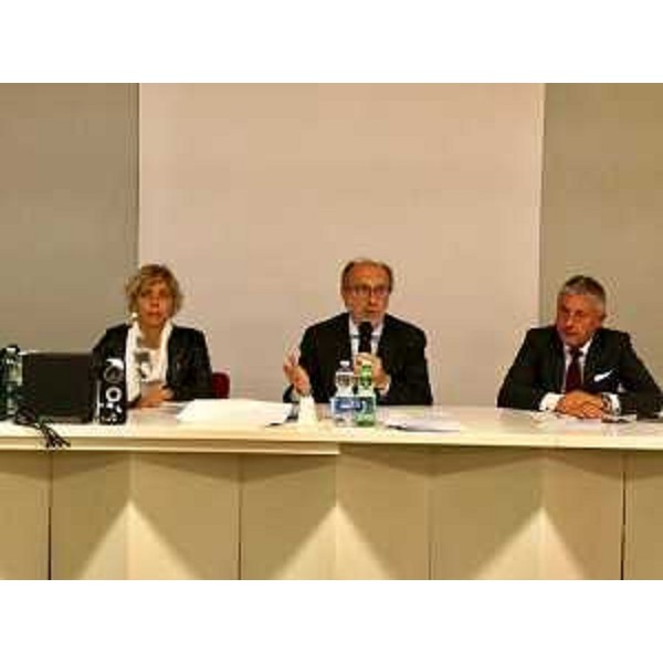 Il vice governatore della Regione, Riccardo Riccardi, alla Conferenza dei sindaci Ass.3, con l'assessore alle Finanze, Barbara Zilli, e il presidente dell'organismo consultivo dei Comuni, Gianni Borghi