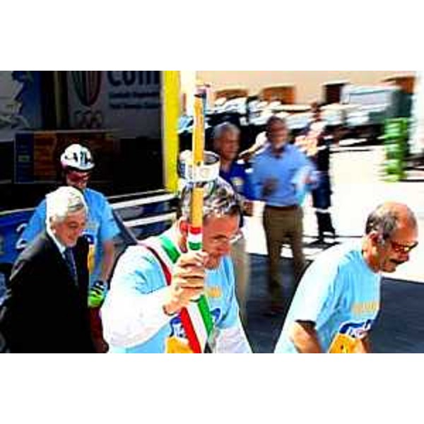 Franco Baritussio (Sindaco di Tarvisio) porta la fiaccola olimpica (Tarvisio, 16/06/05)