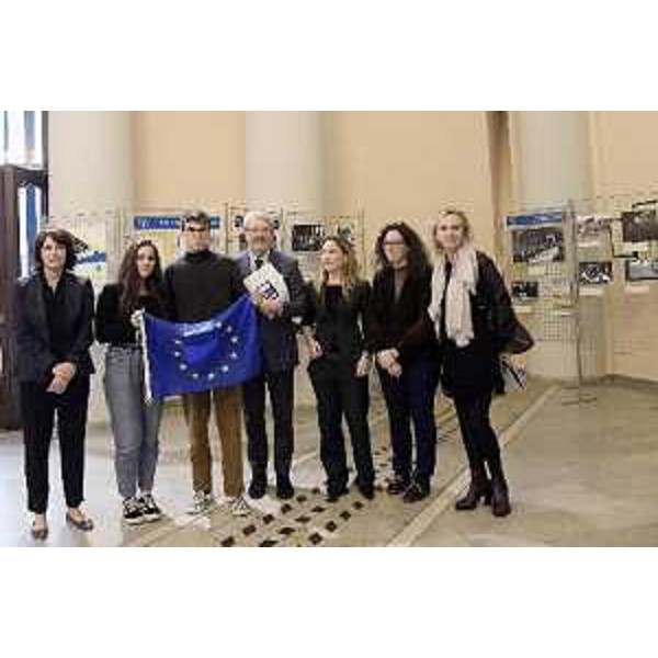 L'assessore regionale Alessia Rosolen (la prima a sinistra) all'inaugurazione della mostra