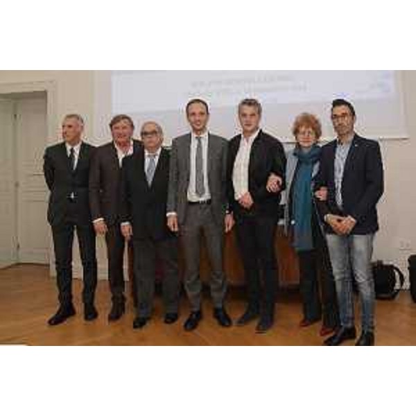 La presentazione di Eyof FVG 2023 a Trieste con il governatore FVG Massimiliano Fedriga (al centro) e, da dx, il vicepresidente del Consiglio regionale, Stefano Mazzolini, l'assessore FVG allo Sport, Tiziana Gibellli, il campione olimpico Silvio Fauner, il project manager Maurizio Duennhofer e il presidente del Coni FVG, Giorgio Brandolin