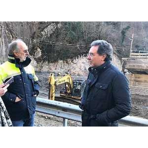 Il vicegovernatore della Regione con delega alla Protezione civile, Riccardo Riccardi, con l'assessore alle Infrastrutture e trasporti, Graziano Pizzimenti, nel sopralluogo al cantiere di Comeglians.
