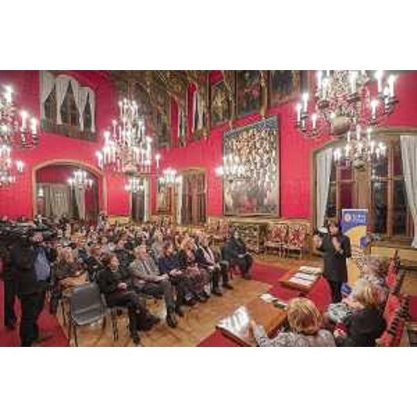 Ospiti, autorità scolastiche, studentesse e associate Aidda alla sigla della convenzione nella sala del Trono del Castello di Miramare. 