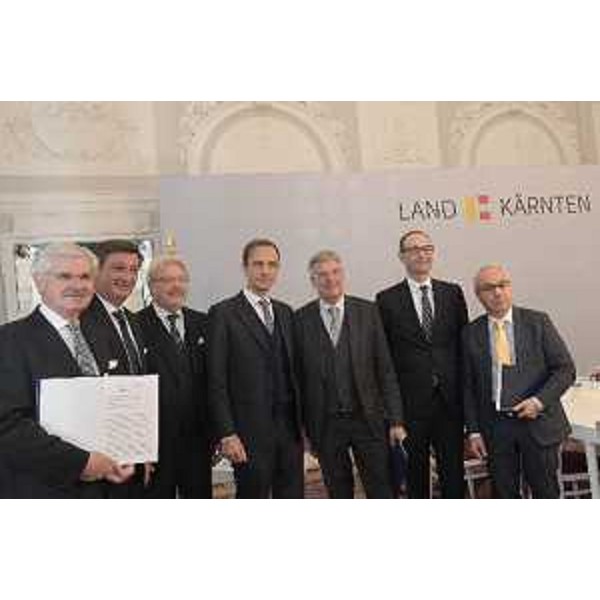 Giovanni Pavan (CCIAA Pordenone-Udine), Jürgen Mandl (Camera dell'Economia Carinzia), Antonio Paoletti (CCIAA Venezia Giulia), Massimiliano Fedriga (governatore FVG), Peter Kaiser (presidente Land Carinzia), Federico Caner (assessore Programmazione e Fondi Ue Regione Veneto), Mario Pozza (Unioncamere Veneto) alla 13. assemblea Gect Euregio Senza Confini a Klagenfurt