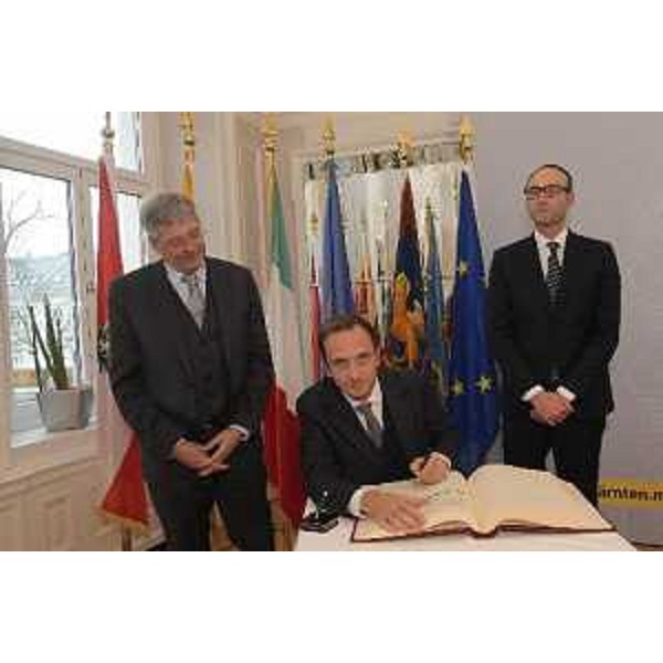 Massimiliano Fedriga (governatore Friuli Venezia Giulia) sigla il protocollo di collaborazione in materia di attività produttive fra il Gect e il sistema camerale transfrontaliero di Carinzia, Fvg e Veneto, tra Peter Kaiser (presidente Land Carinzia) e Federico Caner (assessore Programmazione e Fondi Ue Regione Veneto) – Klagenfurt