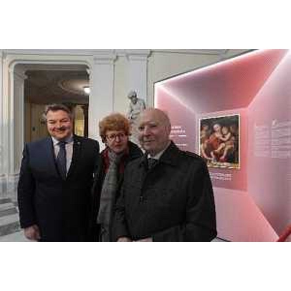 L'assessore regionale alla Cultura, Tiziana Gibelli, all'inaugurazione della mostra "Un tesoro sconosciuto in un Palazzo da scoprire" assieme al consigliere regionale, Diego Bernardis (a sx) e il direttore dei Musei diocesani e gallerie del Tiepolo di Udine, Giuseppe Bergamini (a dx) - Trieste, 3 dicembre 2018