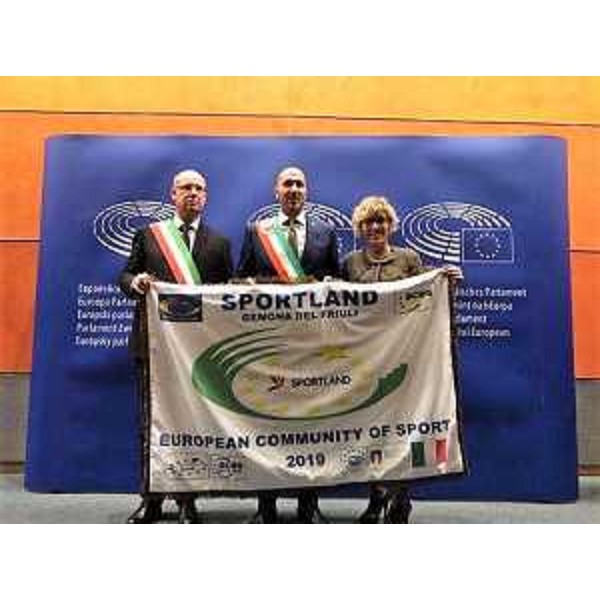 L’assessore regionale Finanze e Patrimonio Barbara Zilli a Bruxelles insieme ai sindaci di Gemona e Buia, in occasione della cerimonia di ritiro del premio Sportland